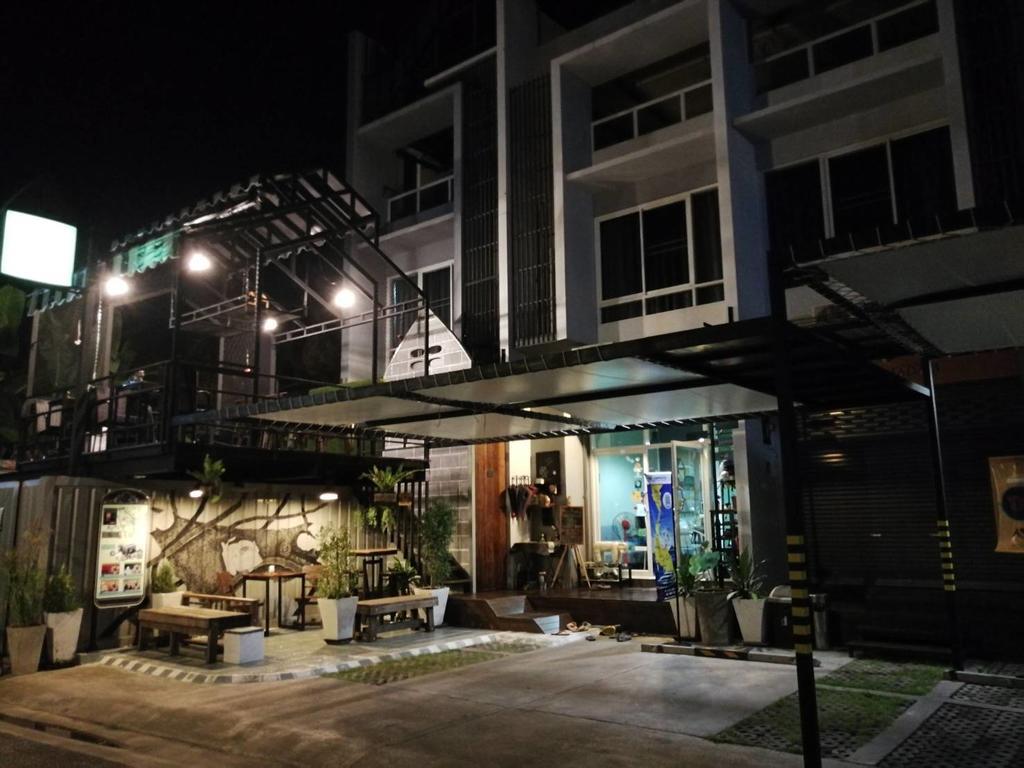 White Monkey Guesthouse Phetchaburi Esterno foto